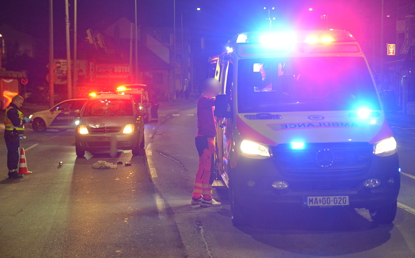 Egy csoportra figyelt az Opel sofőrje, amikor berobbant a szélvédő – súlyosan megsérült az elütött férfi Szombathelyen