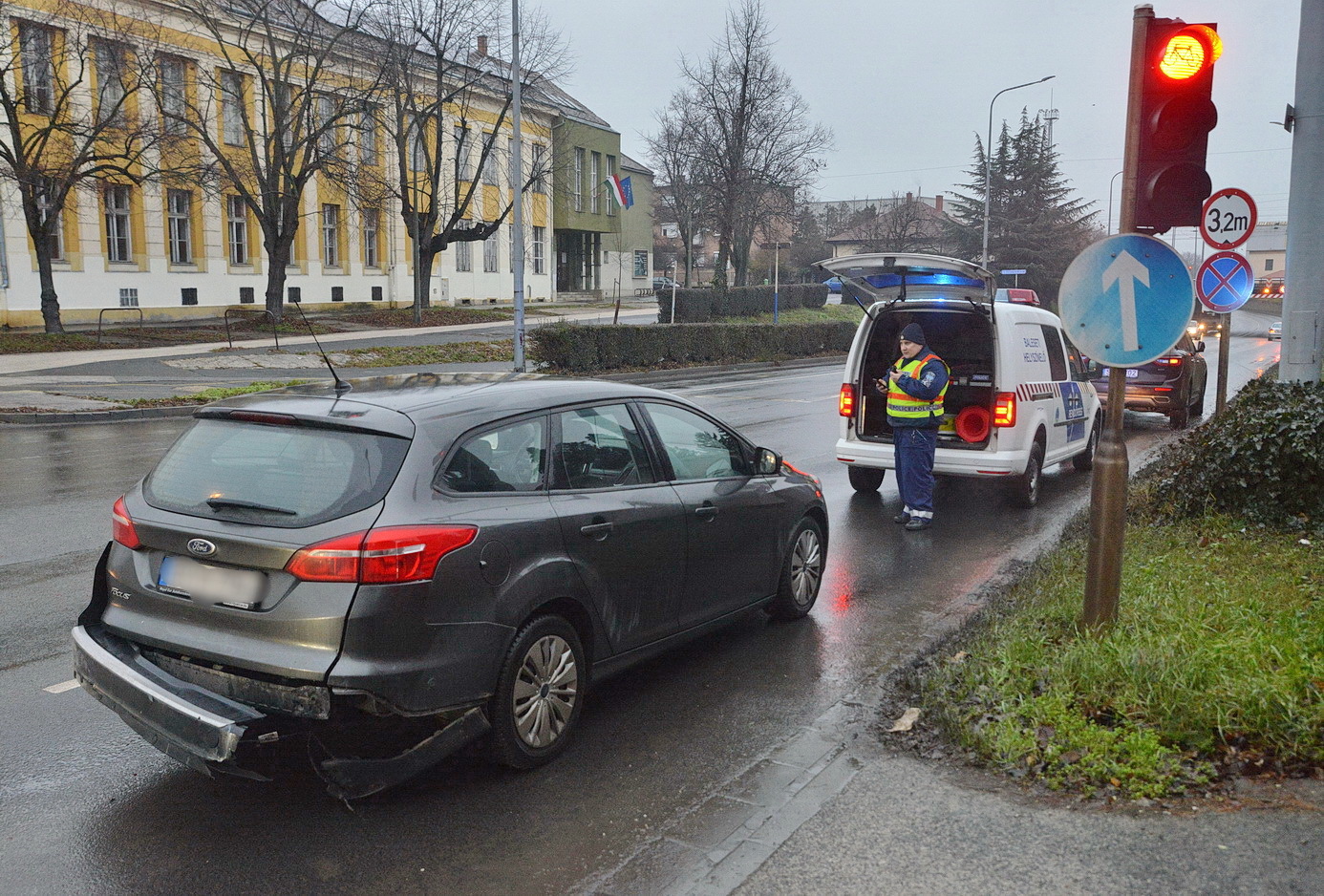 Ford hátuljának ütközött egy Volvo Szombathelyen - elhagyta a helyszínt az okozó