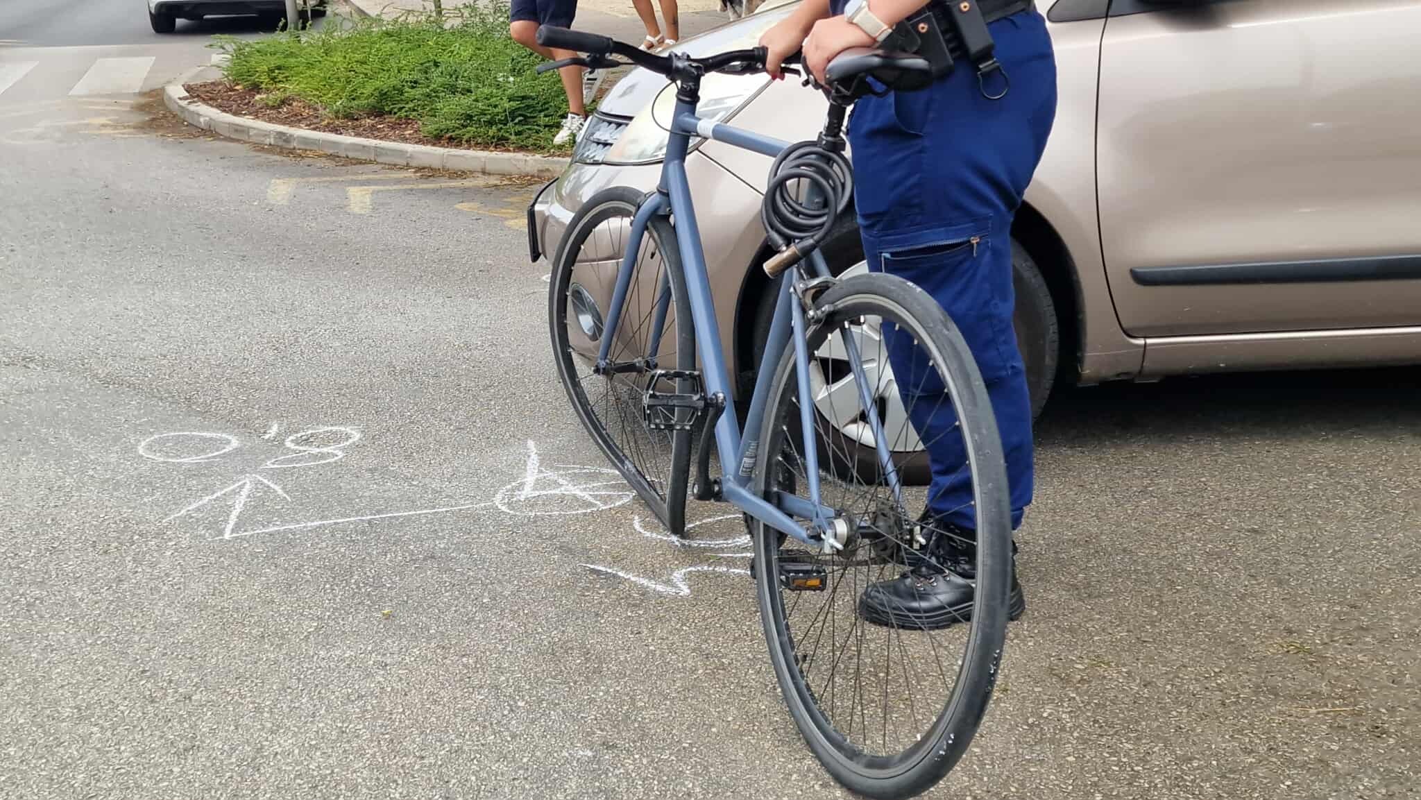 Körforgalomban hajtott kerékpáros elé egy Nissan Szombathelyen