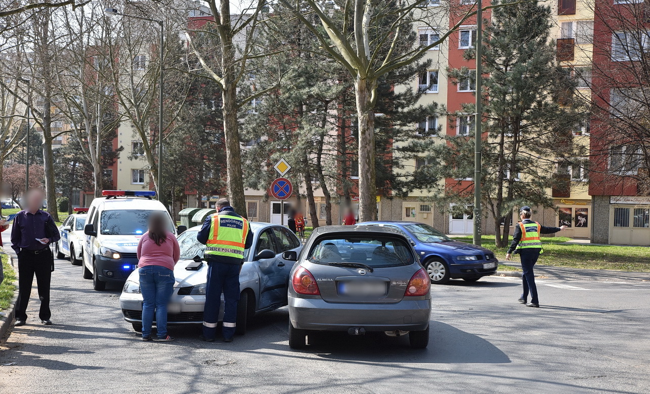 Figyelmetlenségből baleset a szombathelyi Váci Mihály utcában