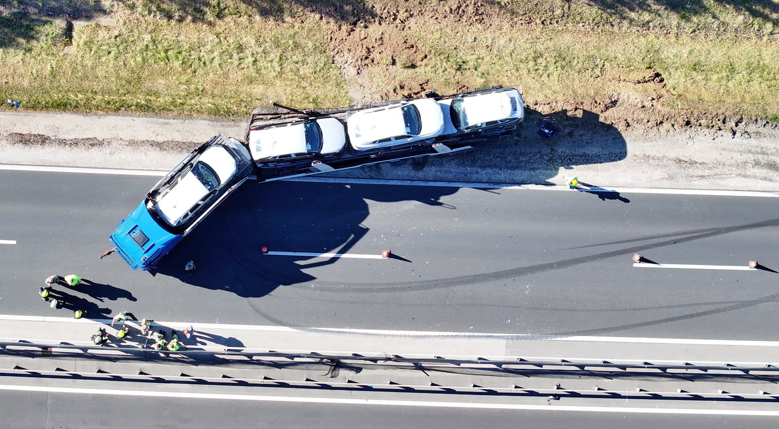Kamionbaleset az M86-os autóúton - Előzésben lévő Scania autószállító ütközött Volvo kamionnak, majd szalagkorlátnak Szombathely közelében