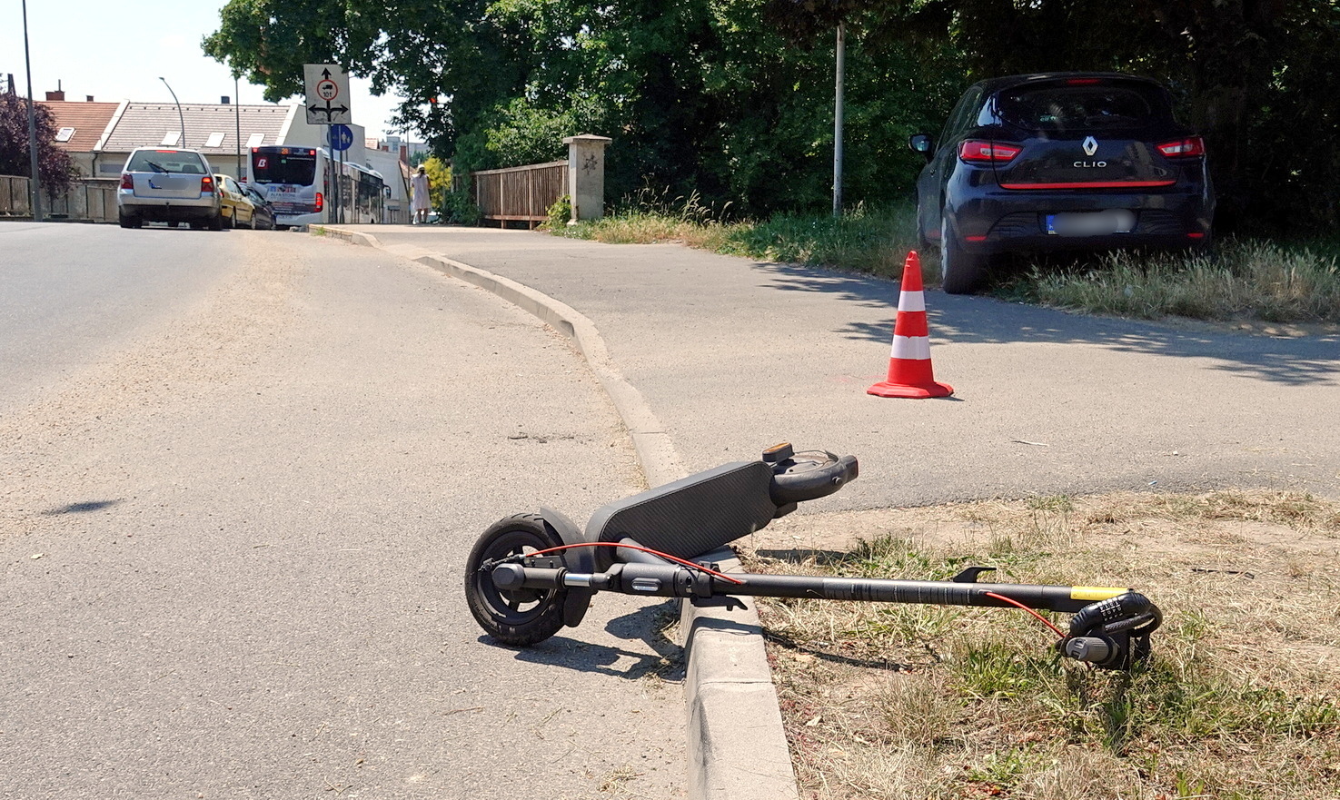 Parkolóból kihajtó Ford ütött el egy járdán Xiaomi e-rollerrel érkező nőt Szombathelyen