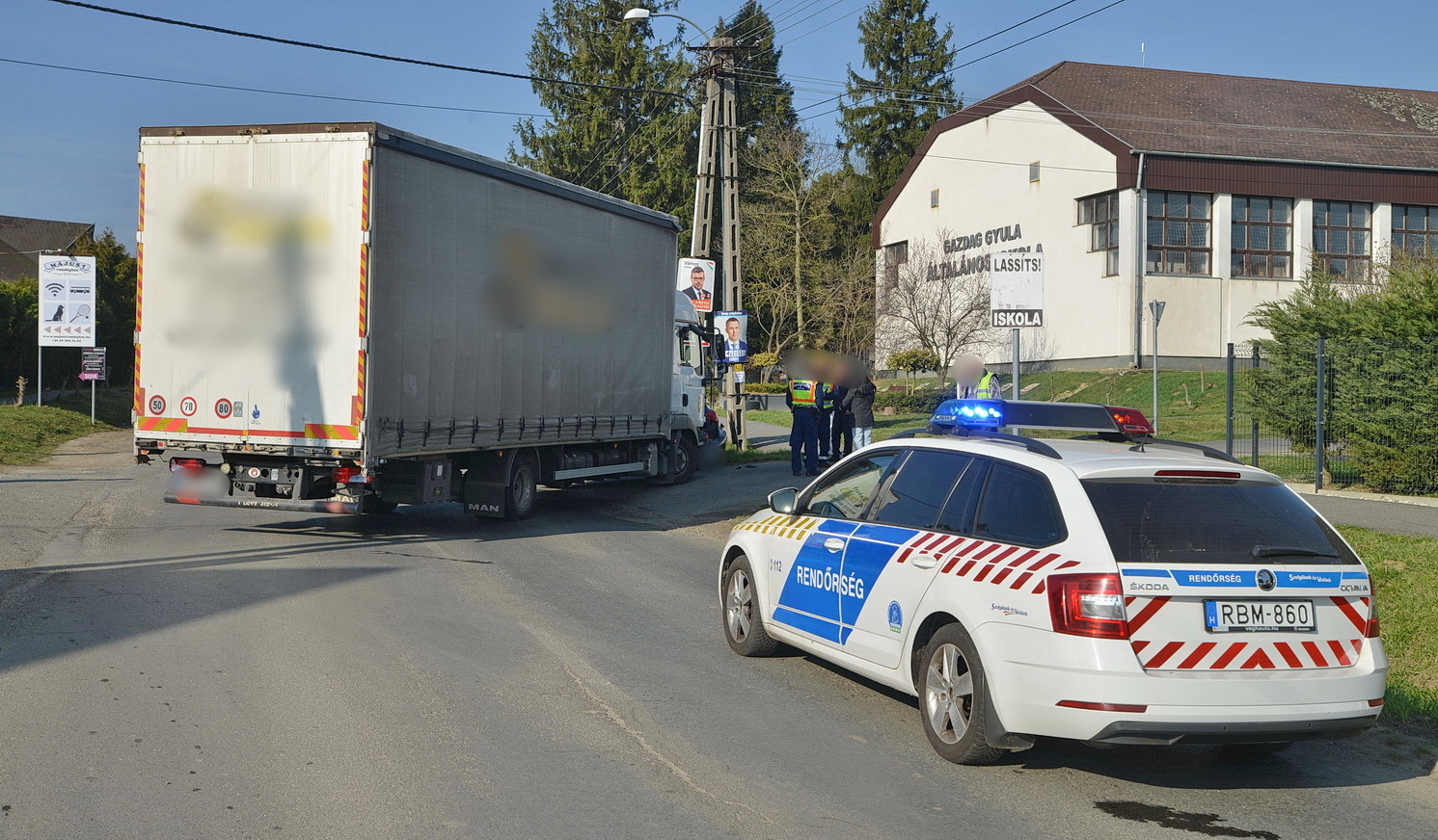 Egyik fél sem ismerte el a felelősségét a baleset okozásáért Toronyban - MAN kanyarodott Opel hátuljának