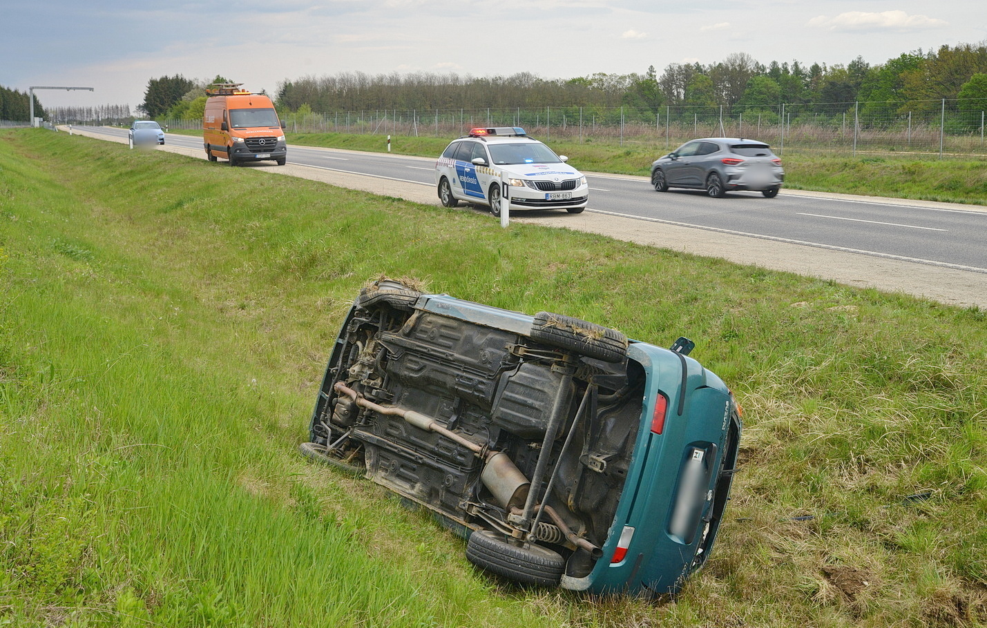 Szabálytalanul előző autó elől tért ki és felborult egy Suzuki az M80-as autóúton, Csákánydoroszló közelében
