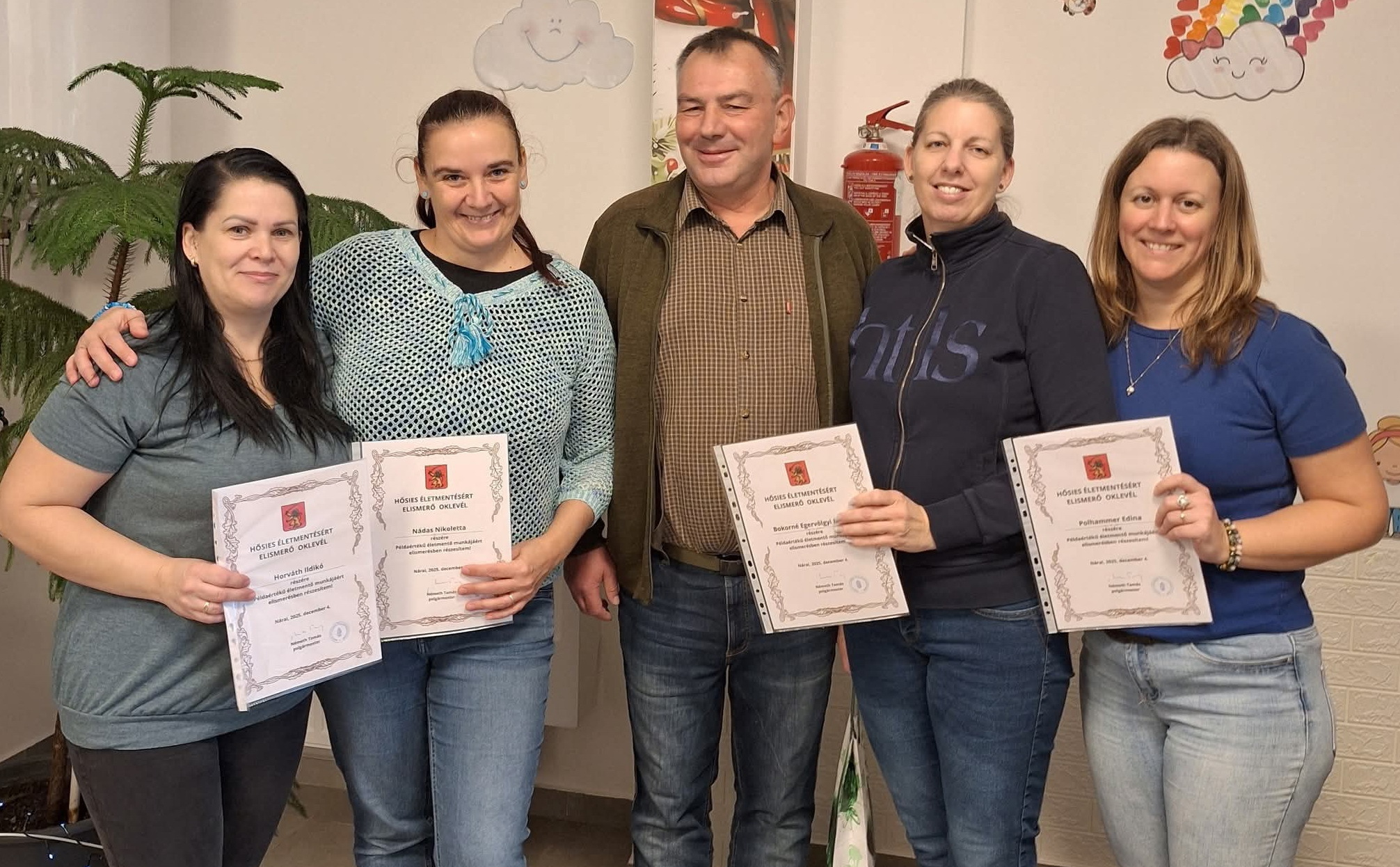 Óvoda vízaknájából mentettek ki egy magatehetetlen férfit Náraiban - hősies életmentésért vehetett át elismerő oklevelet négy óvőnő