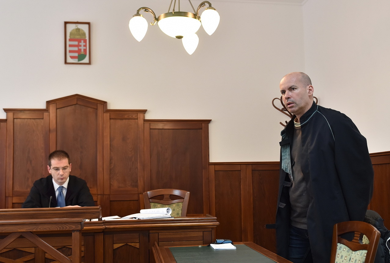 A halott anyjával együtt élő alkoholista férfi ítélethirdetése 5.