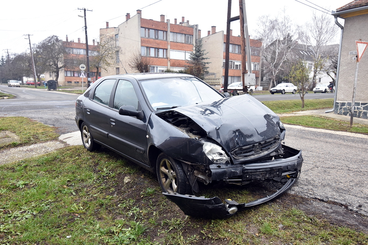 Ketten megsérültek Körmenden - Citroen elé hajtott egy Renault