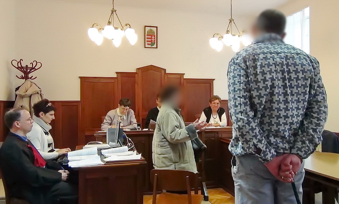 Kamerakép: szembesítés a tárgyalóteremben