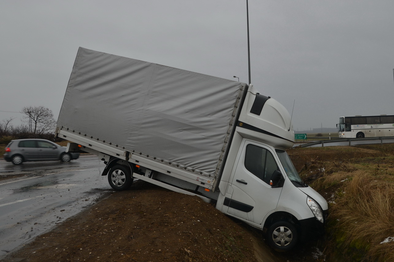 Körforgalomból az árokba hajtott egy kisteherautó a 86-os főúton