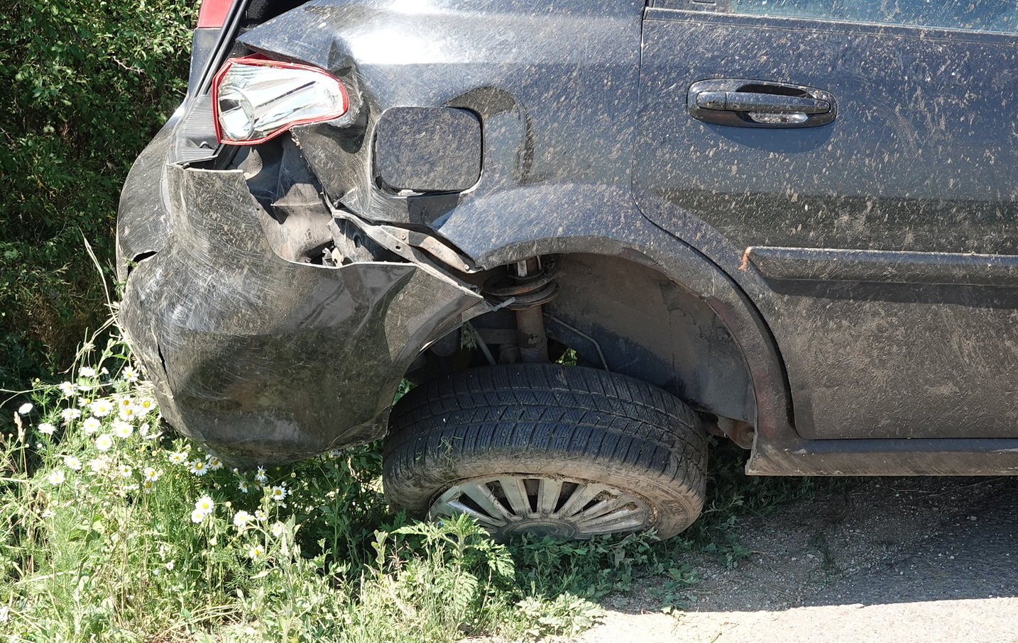 Levegőbe repült és a tetején állt meg egy Chevrolet Vép közelében - padkáról próbált menteni a sofőr