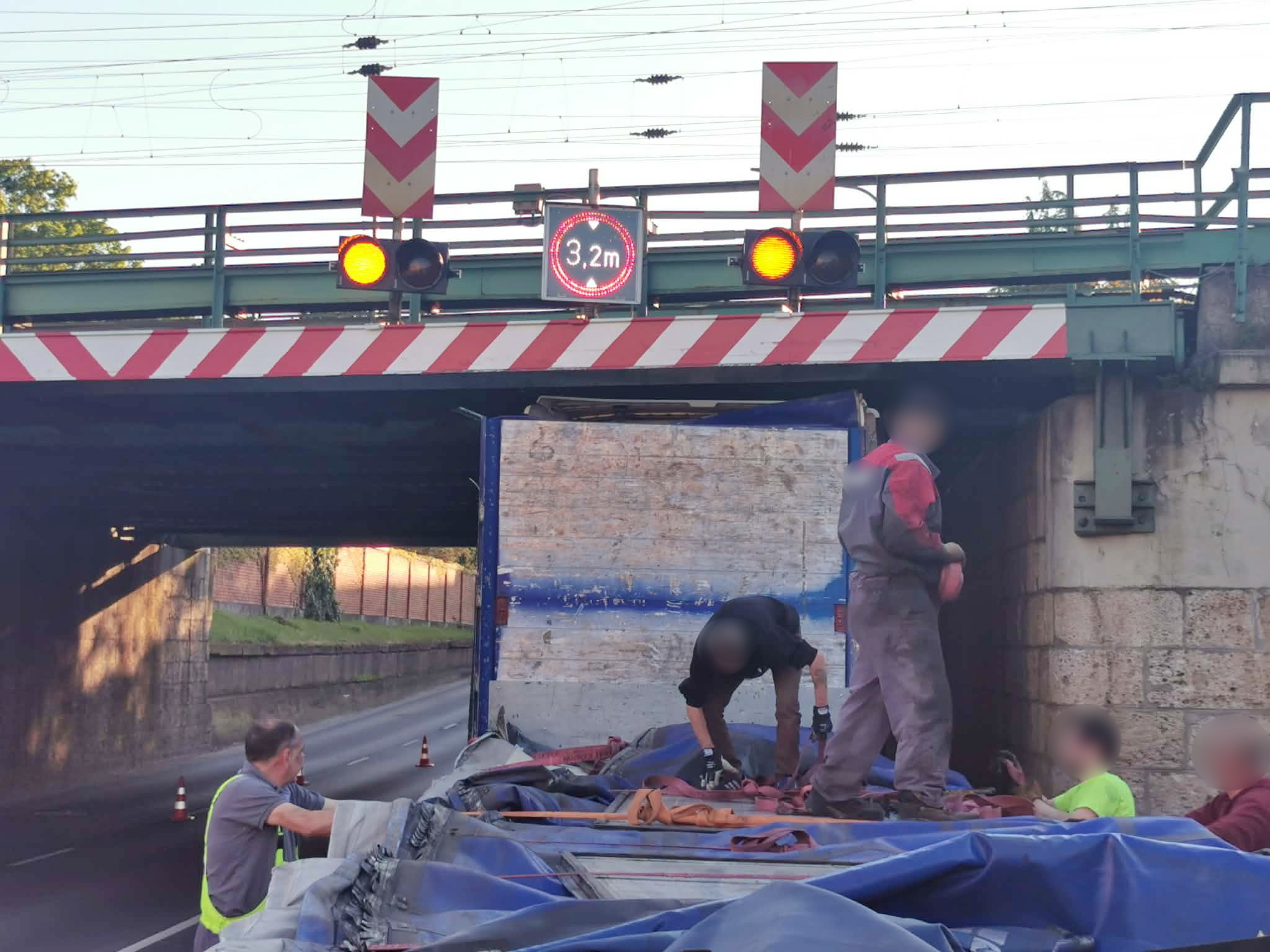 Újabb kamiont állított meg a vasúti hídszerkezet Szombathelyen