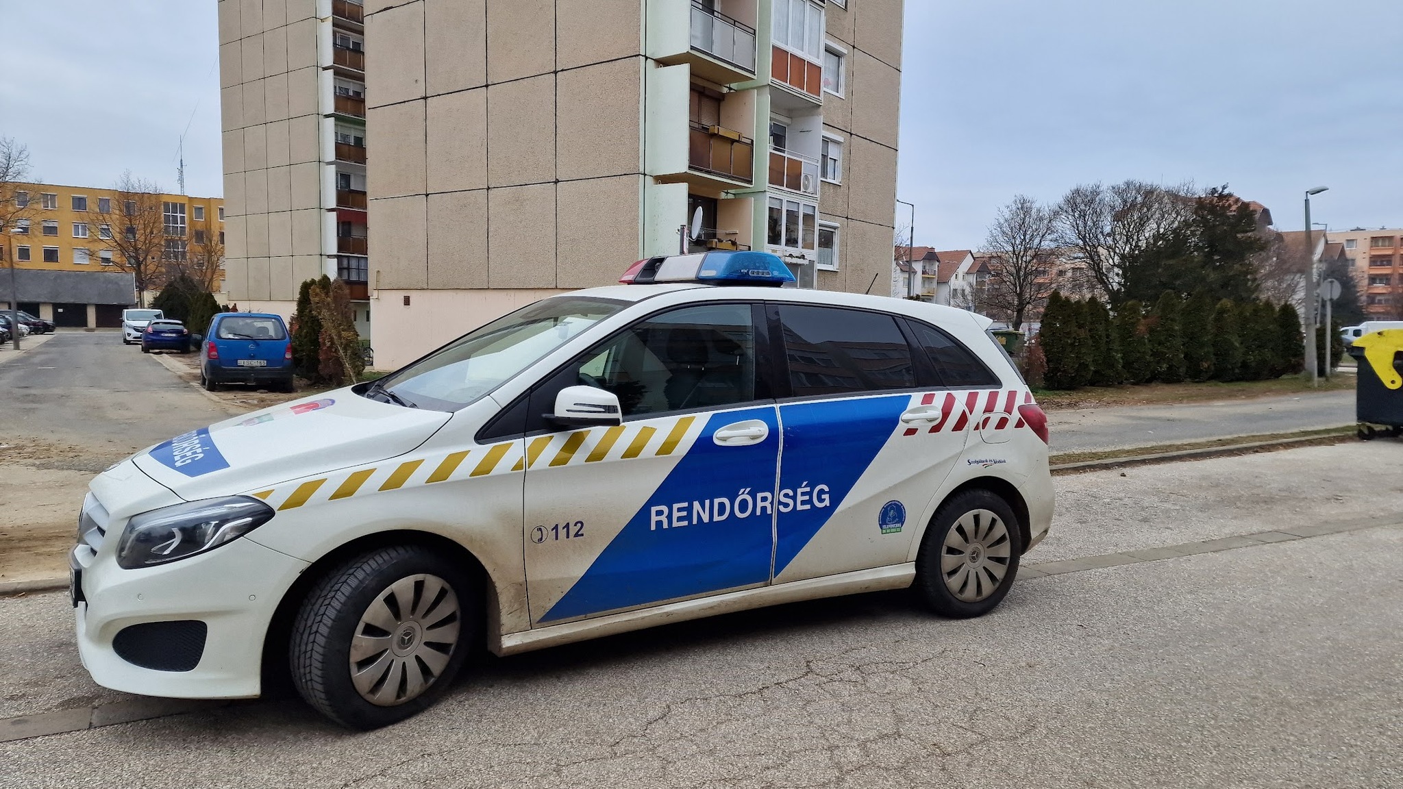 Sárvári járőrpáros beszélte le a férfit arról, hogy leugorjon a tízemeletesről