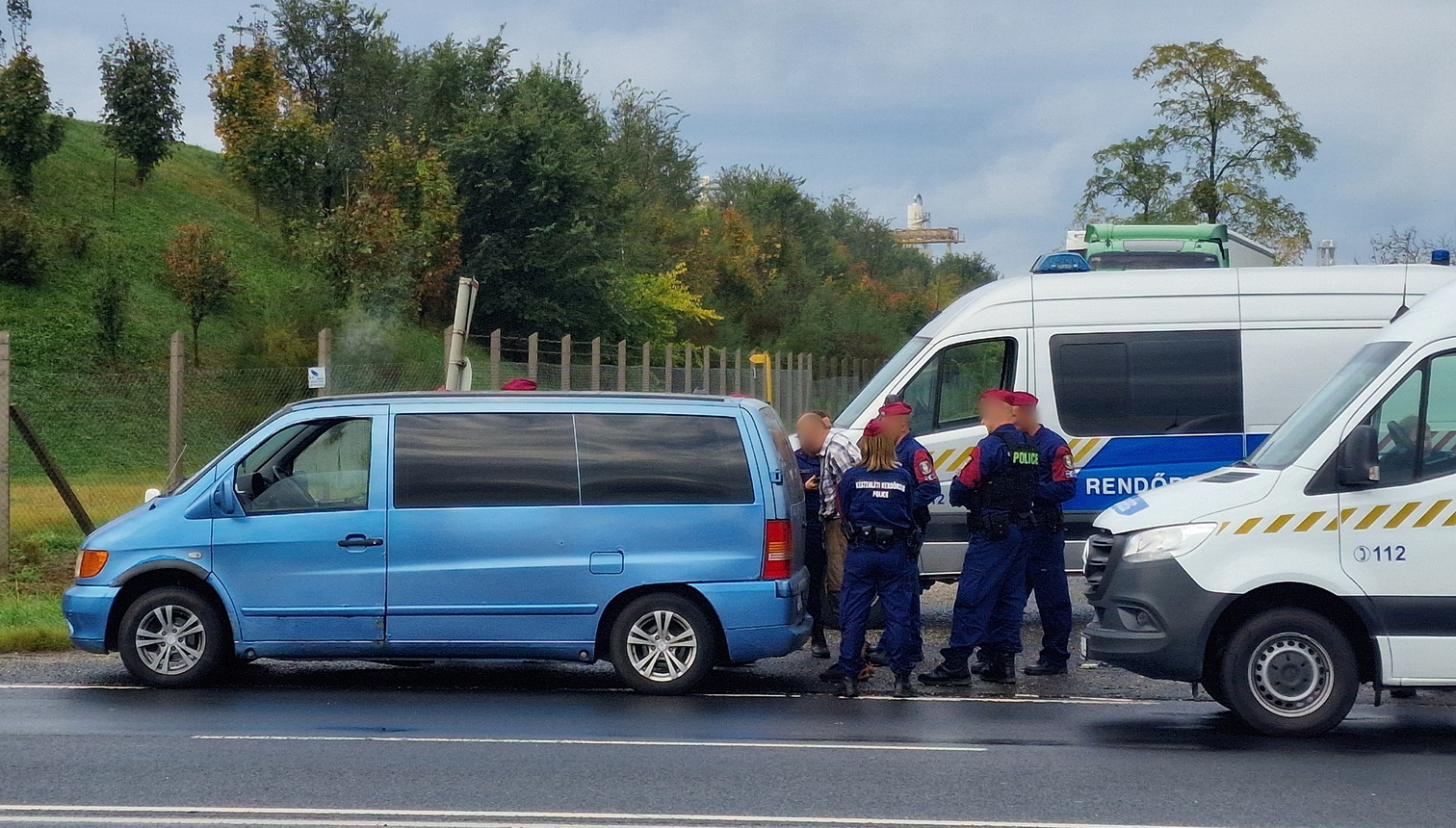 A lengyel rendszámú Mercedest vezető idős embercsempészt megbilincselték Szombathely határában