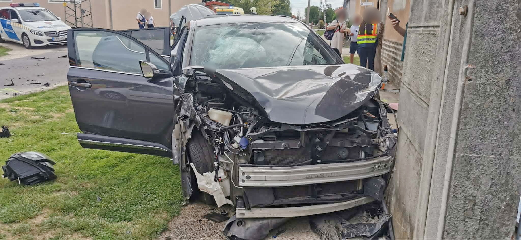 Négyen megsérültek Sárváron - Toyota hajtott Skoda elé kereszteződésben