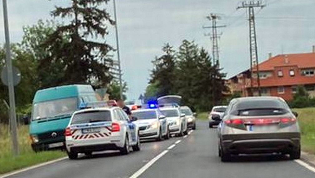 Rendőrök vették körbe a zöld furgont - 17 ember utazott a raktérben