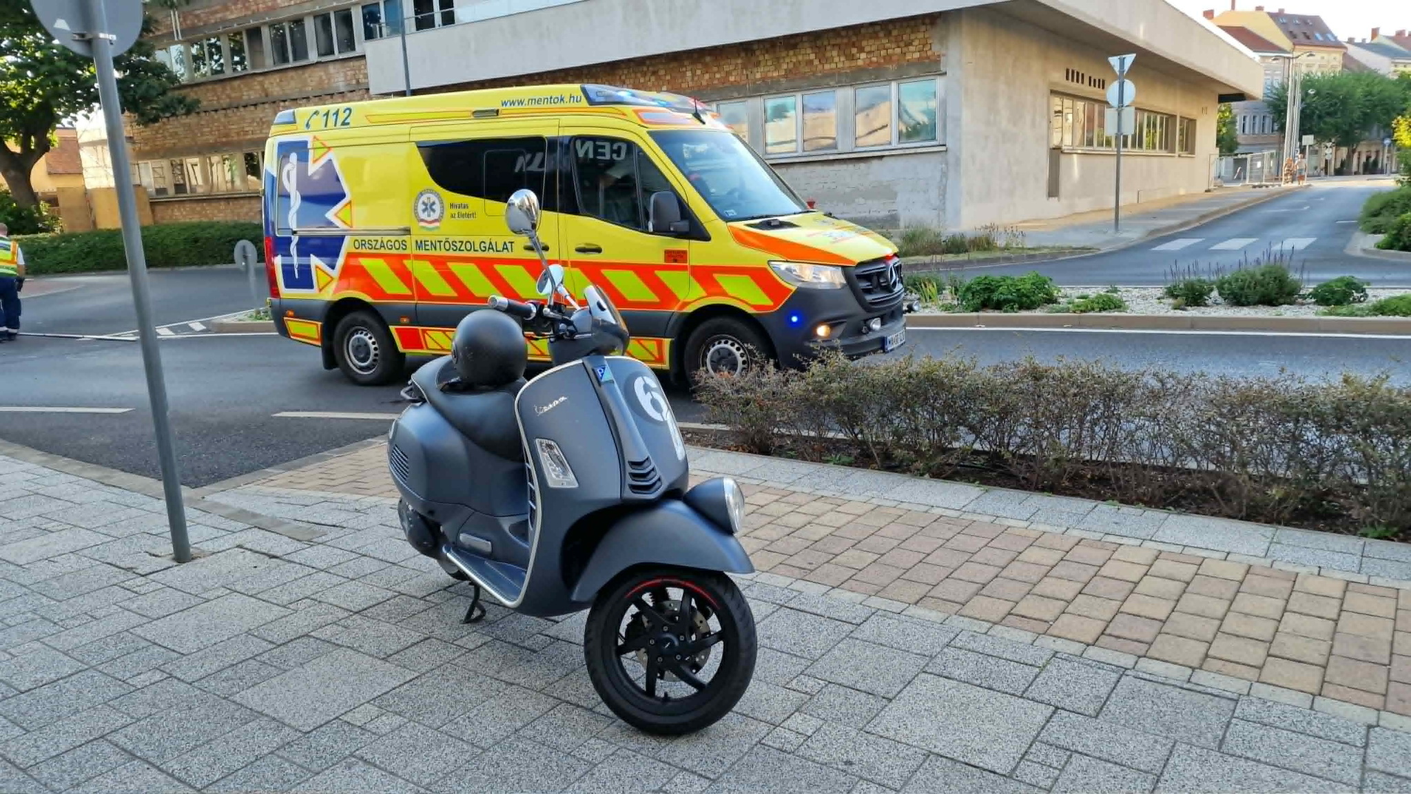 Vespa robogóval ütközött egy Toyota Szombathelyen - súlyosan megsérült a robogó vezetője
