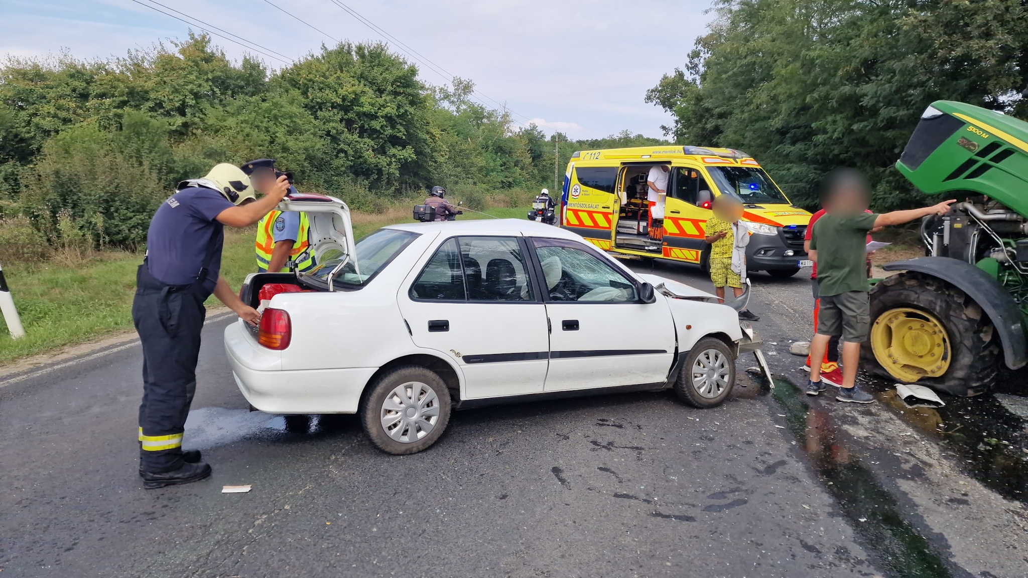 A John Deere vezetője mentette a helyzetet - Suzuki hajtott elé a 84-es főúton, Káld közelében