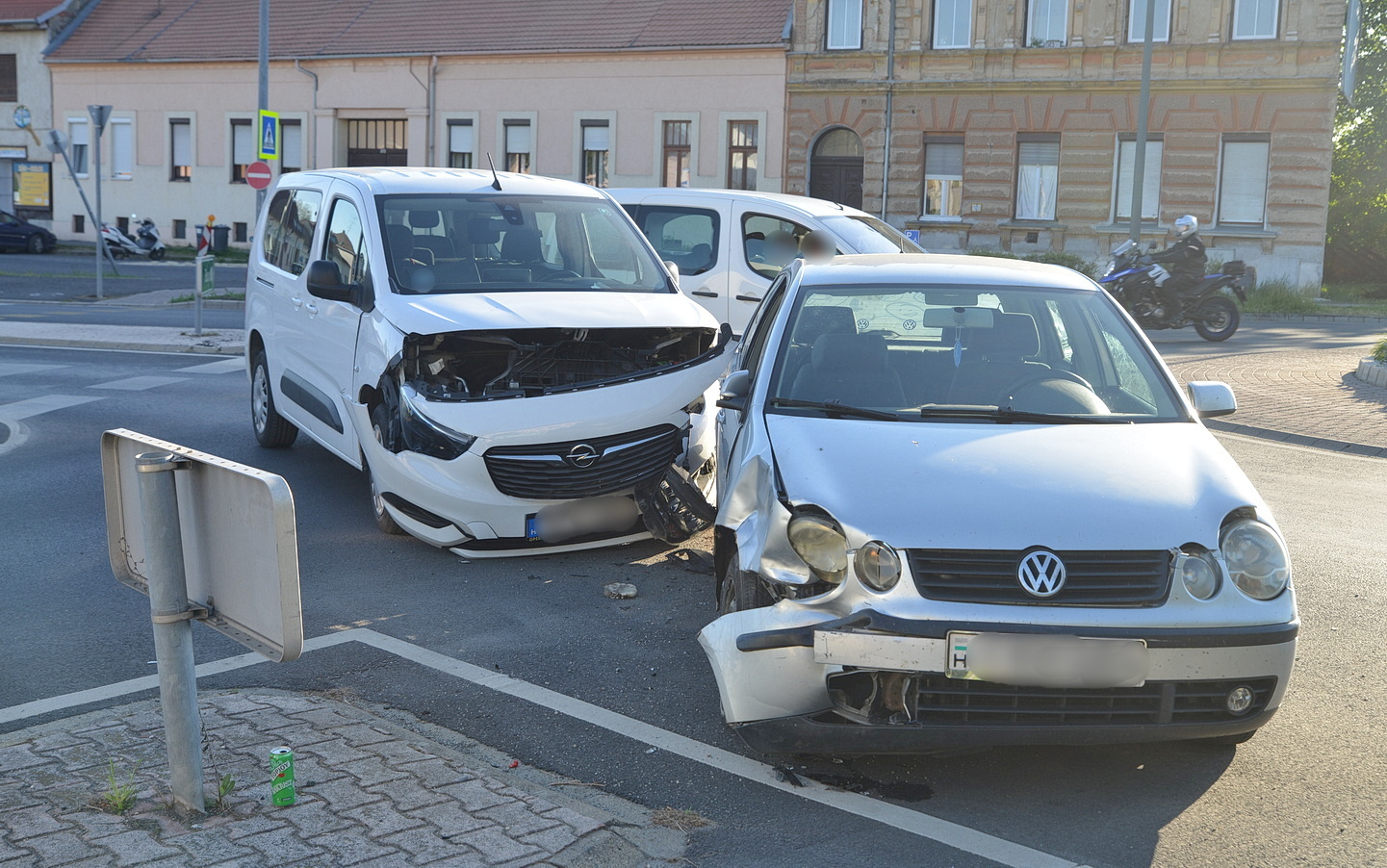 VW elé hajtott a körforgalomban egy Opel Szombathelyen