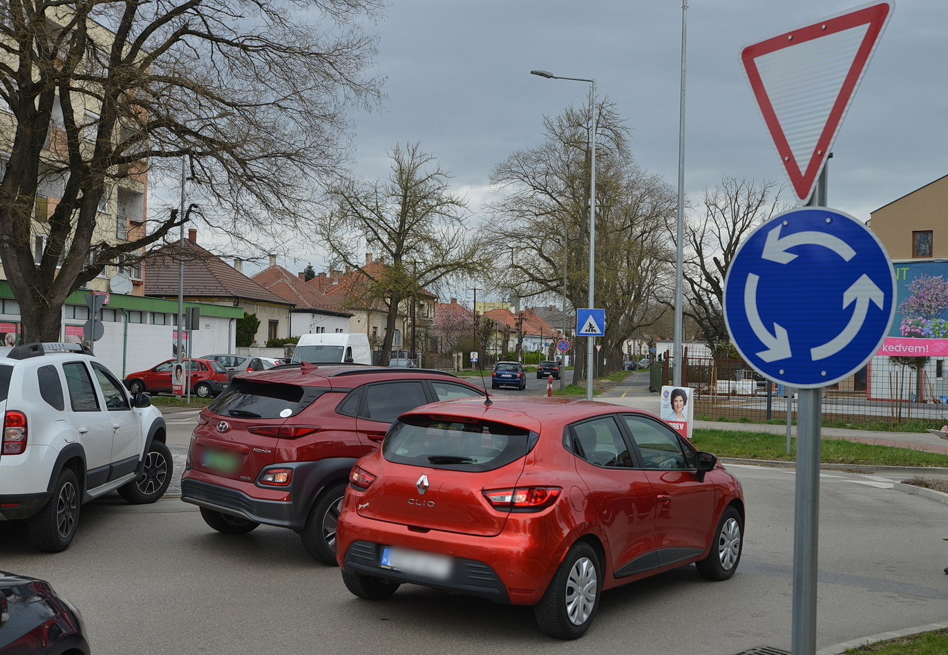 Körforgalomba behajtó Renault ütközött Hyundai személyautóval