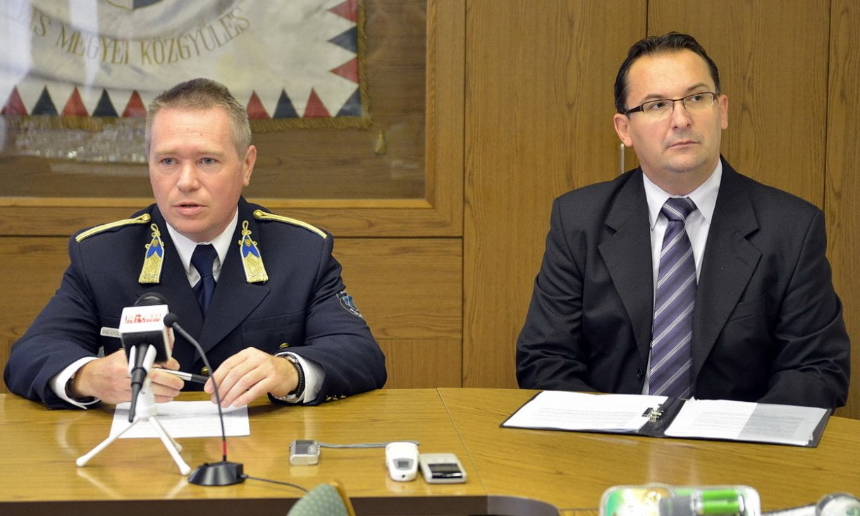 Balogh Gábor (jobbra) Szombathely rendőrkapitánya mellett egy sajtótájékoztatón