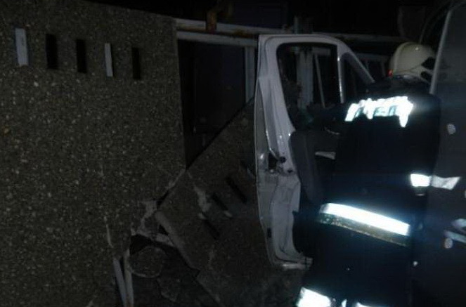 Betonkerítésnek és villanyoszlopnak hajtott egy kisteherautó Sárváron