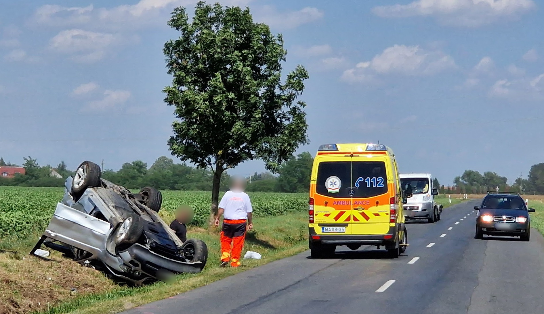 Felborult egy BMW Söpte és Salköveskút között - hirtelen próbált ellenkormányozni a sofőr