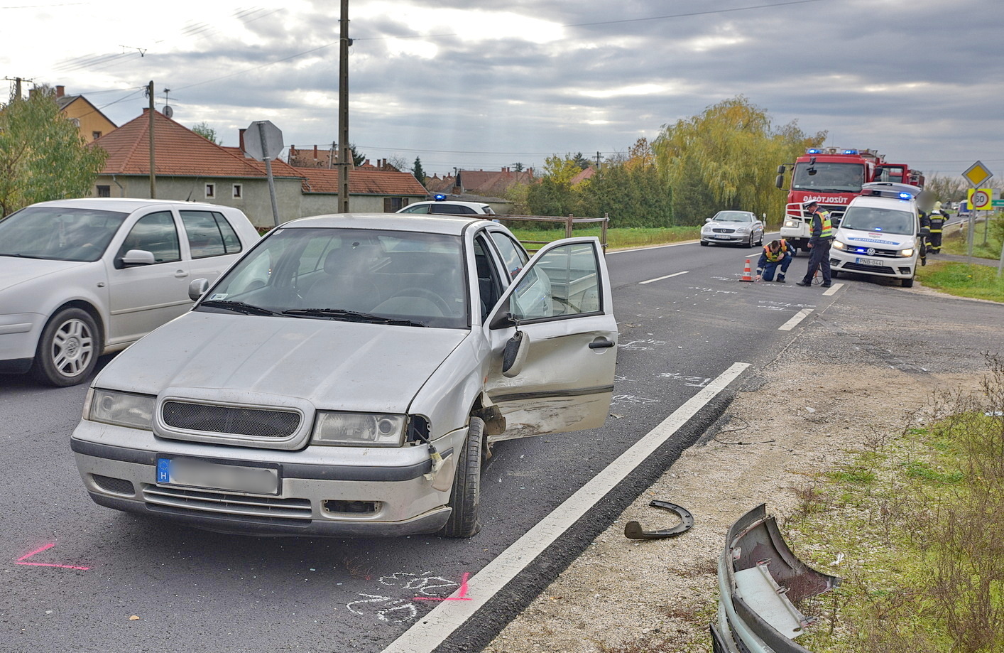 Kanyarodó utánfutós Skodának ütközött egy Opel Egyházasrádócnál, a 86-os főúton