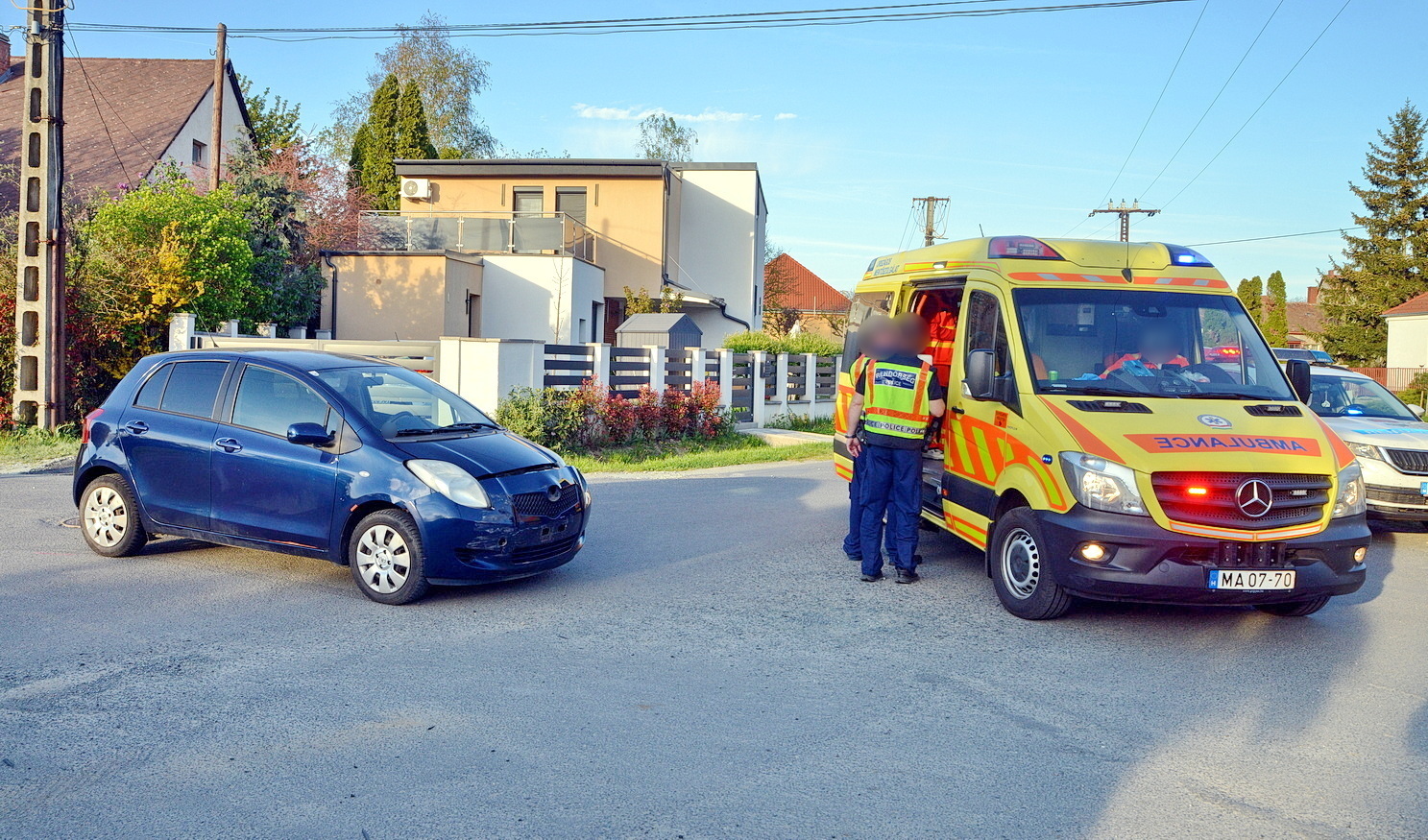 Nem állt meg a STOP-táblánál - árokba pördítette a Renault-t egy Toyota Szombathelyen