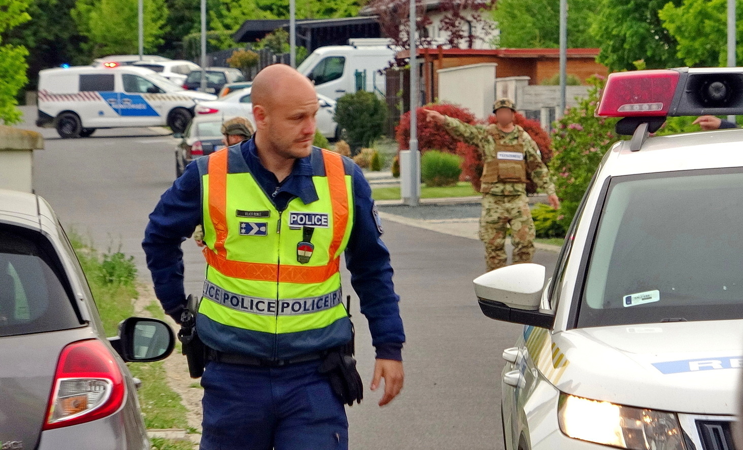 A tűzszerészek útmutatása alapján kiürítették a környéket a rendőrök és a tűzoltók Fotó: Tánczos Mihály / 112Press