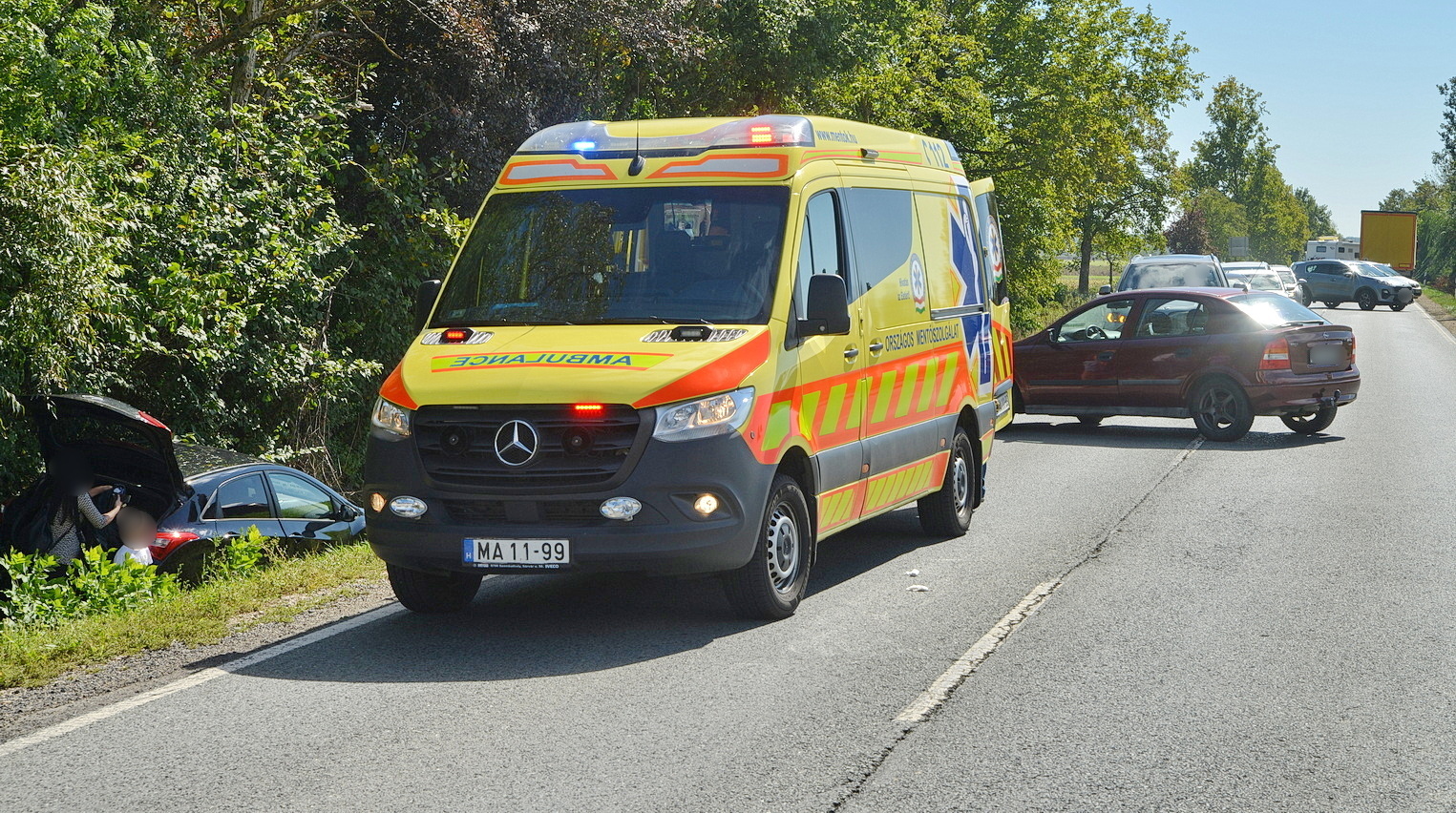 Előzésben lévő Hyundai oldalának kanyarodott egy Ford a 84-es főúton, Rábapaty közelében