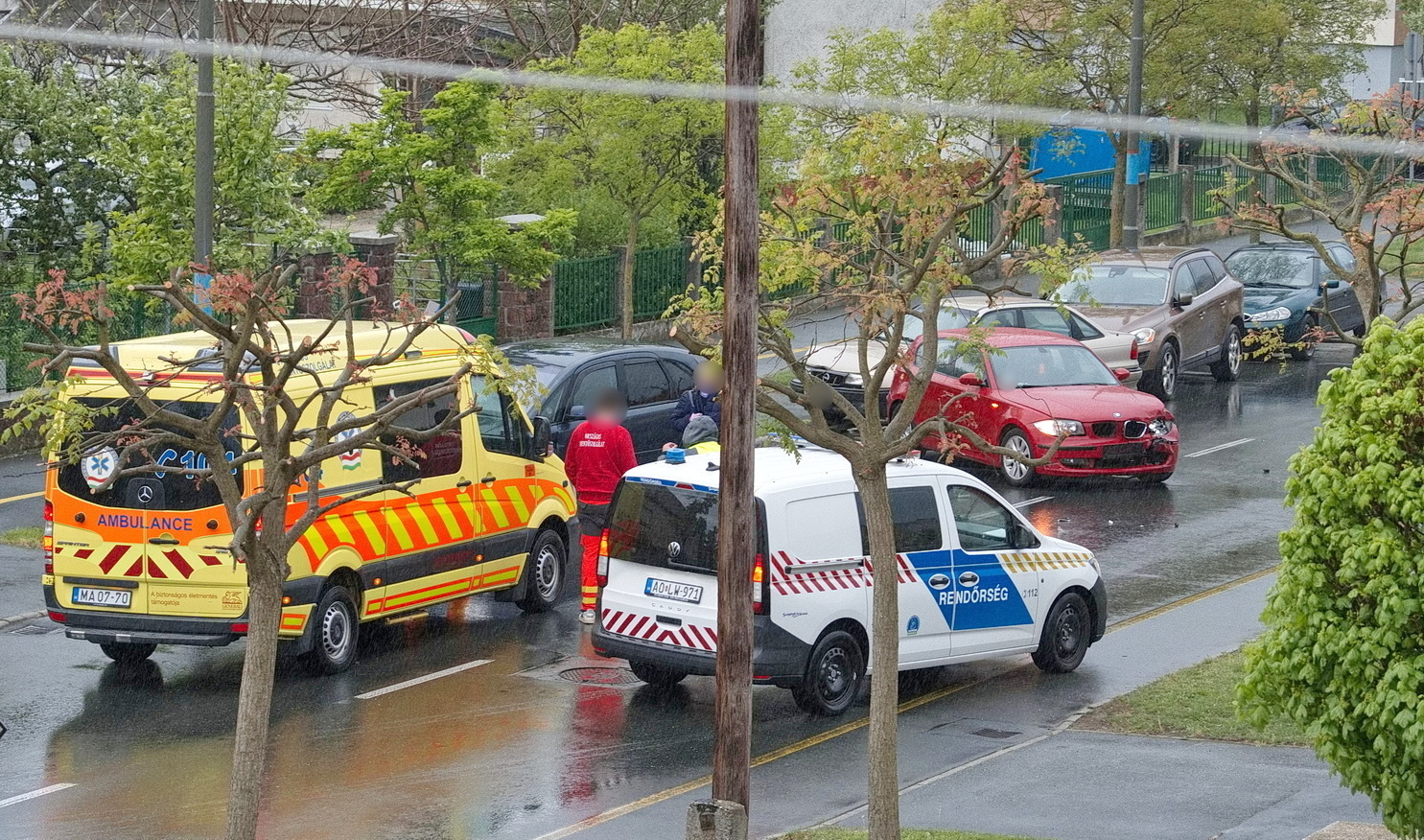 Megcsúszott és parkoló autókat tört össze egy BMW Szombathelyen Fotó: Olvasó