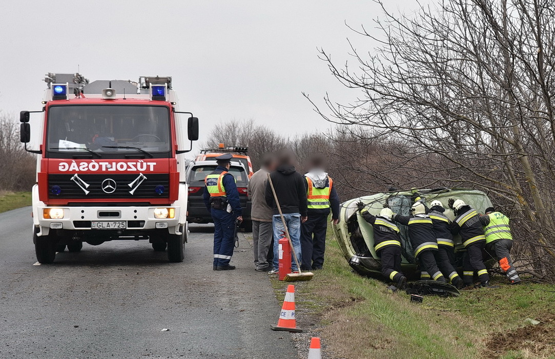 Fának csapódott Citroen Tompaládonynál