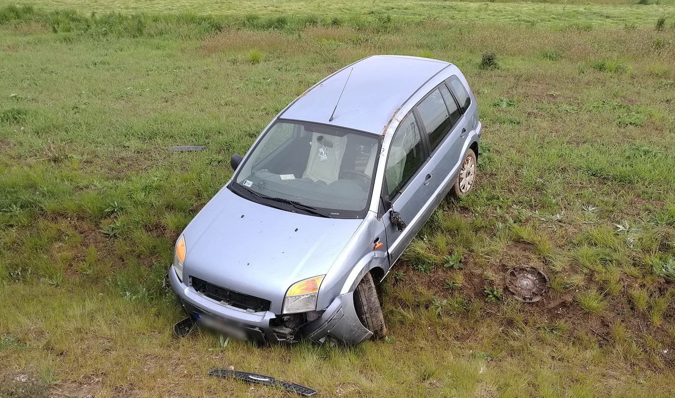 Lehajtott a töltésről egy Ford az M86 autóúton 4.