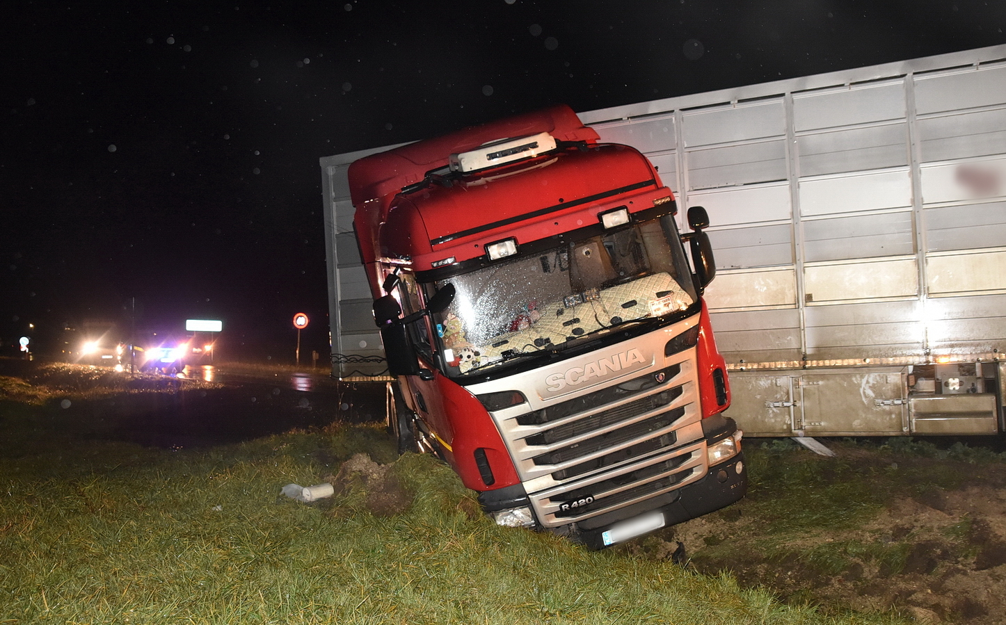 A Scania a decemberi balesetben - a sofőr szerint vad miatt került árokba