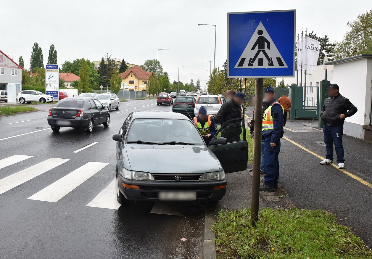 Gyalogátkelőhelynél ütközött két autó - megúszta a gyalogos