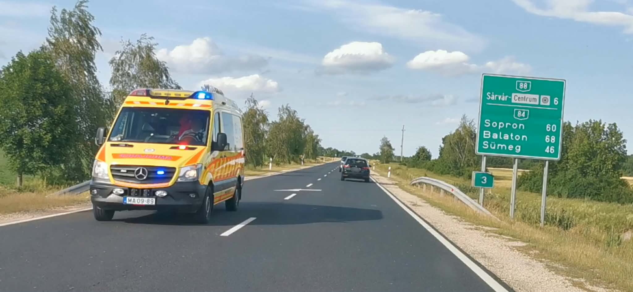 Betonáteresznek ütközött egy Renault, megsérült a sofőr Borgátán - balra ívelő kanyarban sodródott ki az autó Betonáteresznek ütközött egy Renault, megsérült a sofőr Borgátán - balra ívelő kanyarban sodródott ki az autó