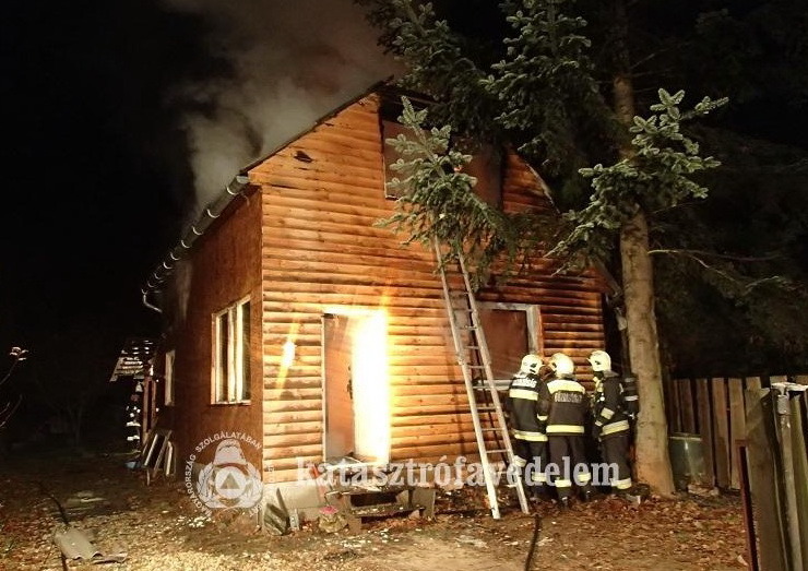 Kigyulladt egy faház éjszaka Szombathelyen a Parkerdőben