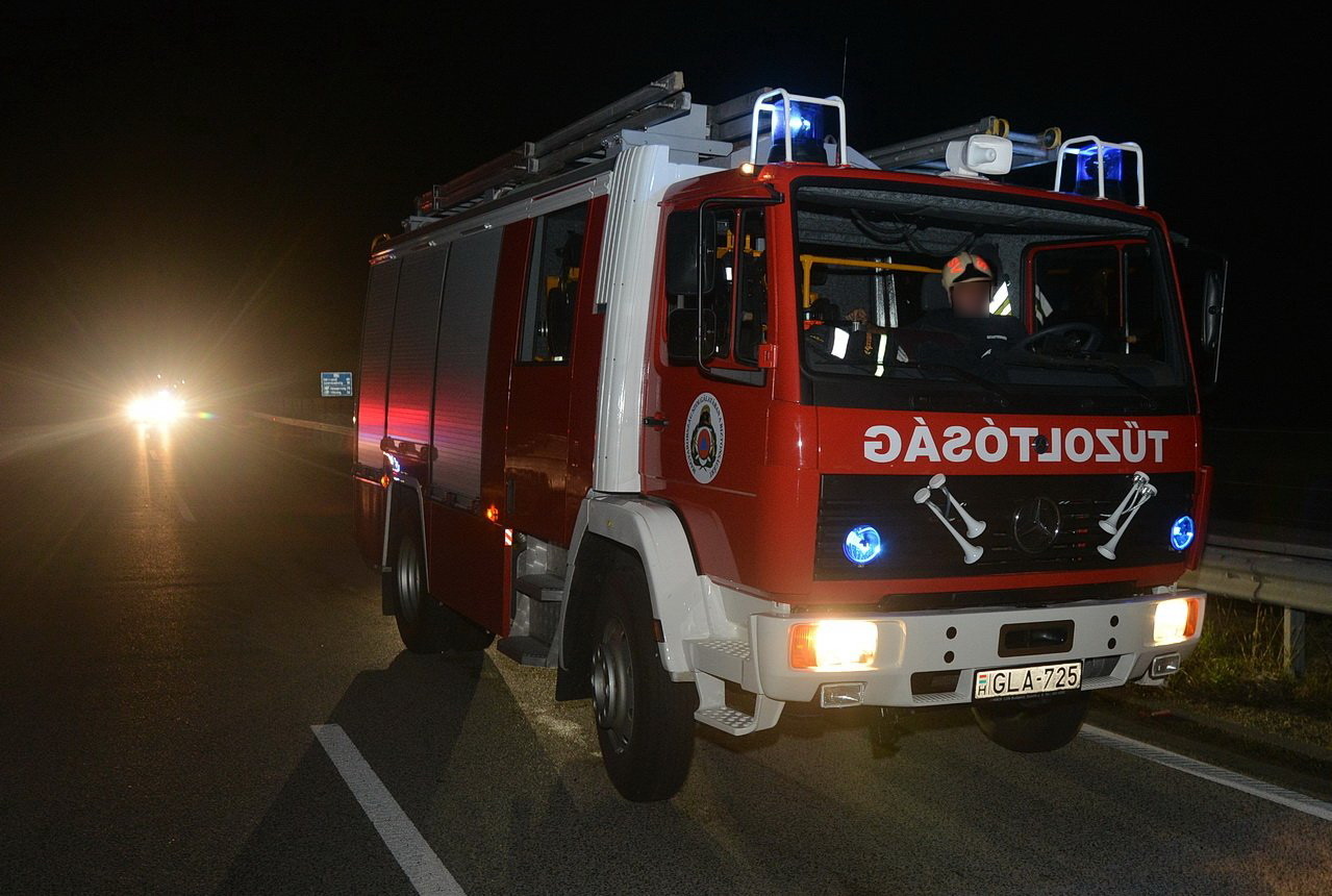 A műszaki mentésben és a kocsik áramtalanításában a sárvári tűzoltók segédkeztek