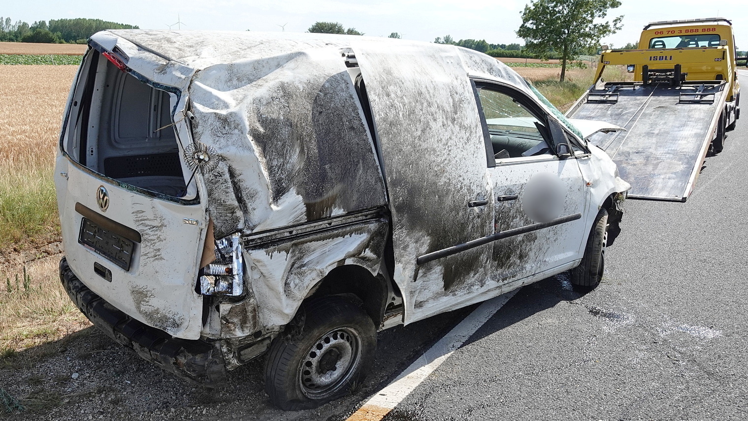 Őz szaladt a VW elé, többször is a levegőbe pattant az autó az árokból a 88-as főúton, Sárvár közelében