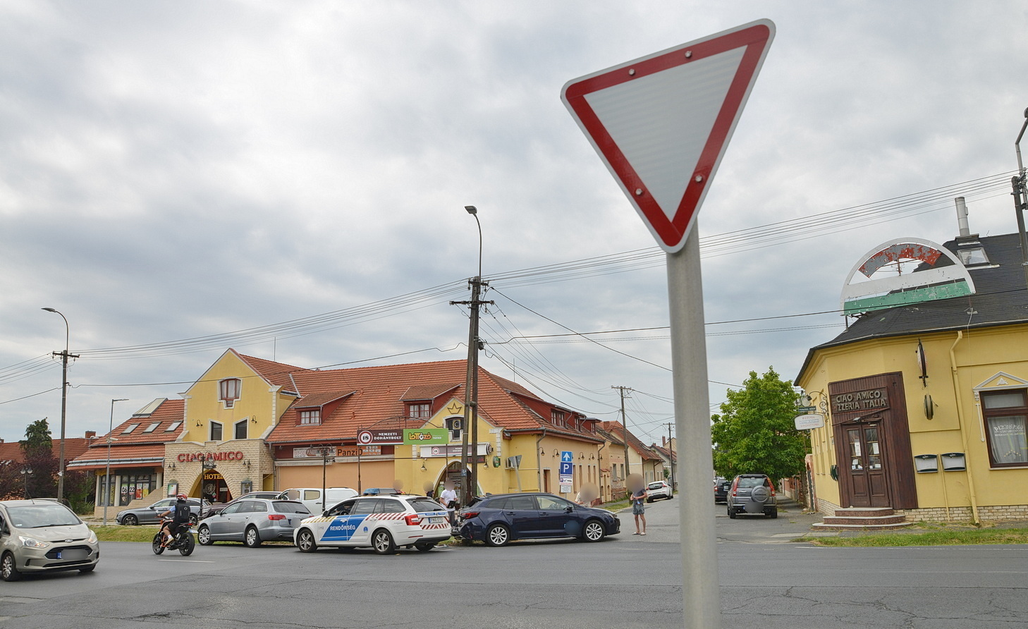 Villanyoszlopnak csapódott az Audi elé hajtó Toyota Szombathelyen - cserélni kell az oszlopot