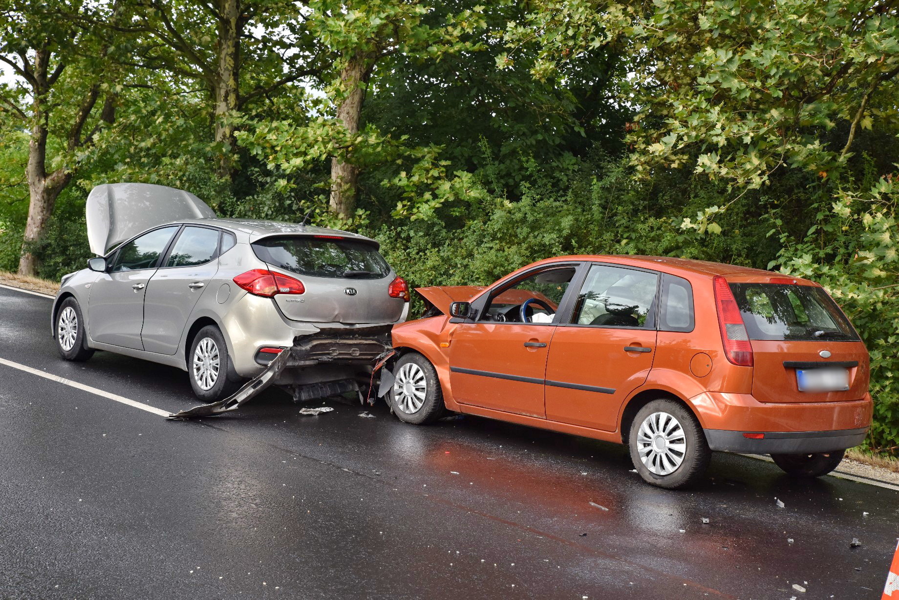 Ráfutásos baleset okoz nagy torlódást a 86-oson - Ford ütközött álló Kiának Balogunyomnál