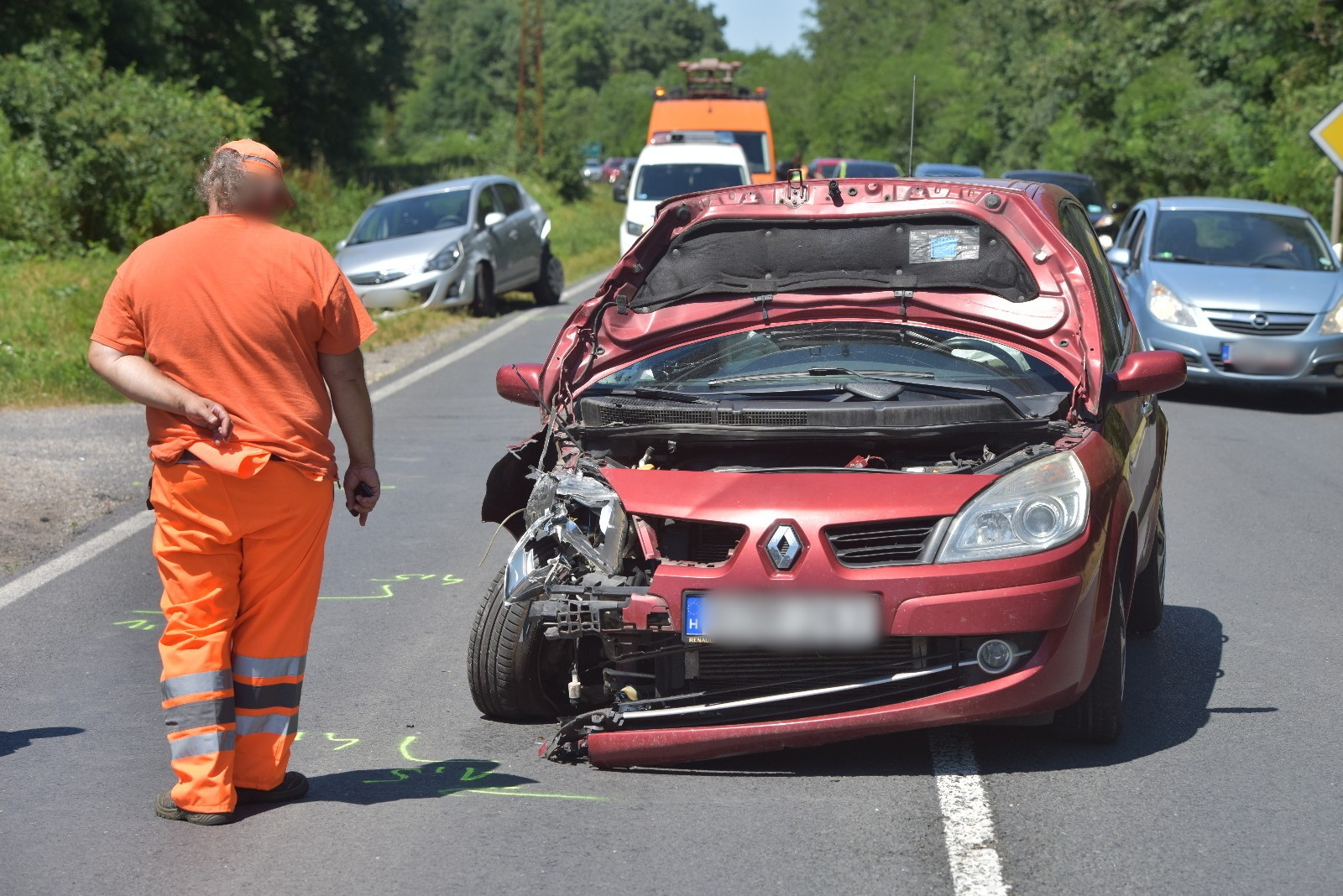 Utóléréses baleset miatt torlódás a 84-esen Káldnál - Renault tolta össze a sort