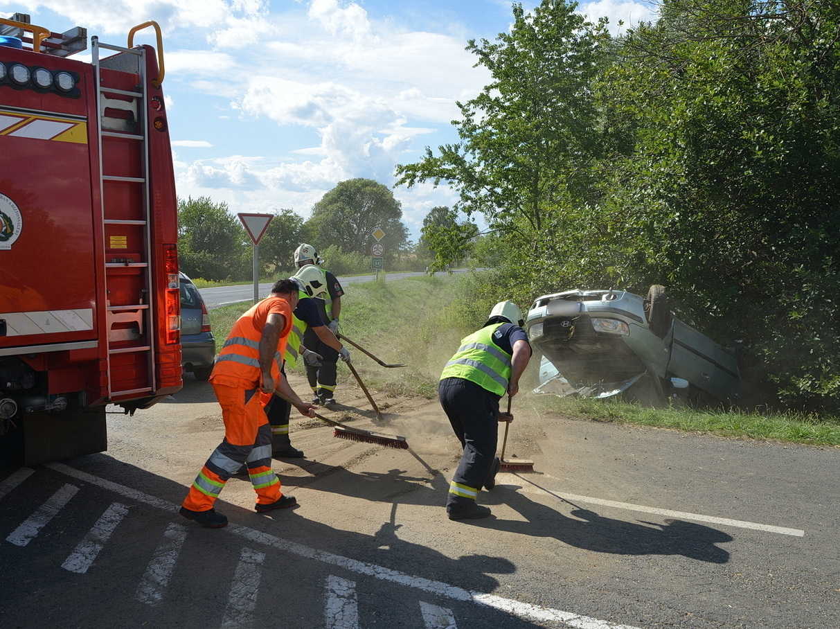 Frontális balesetet hárított egy Citroen vezetője - Hyundai tért át a sávjába Kissomlyó közelében, a 84-es főúton
