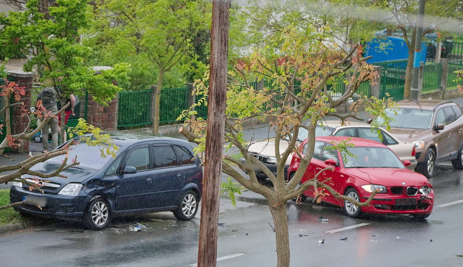 Megcsúszott és parkoló autókat tört össze egy BMW Szombathelyen Fotó: Olvasó