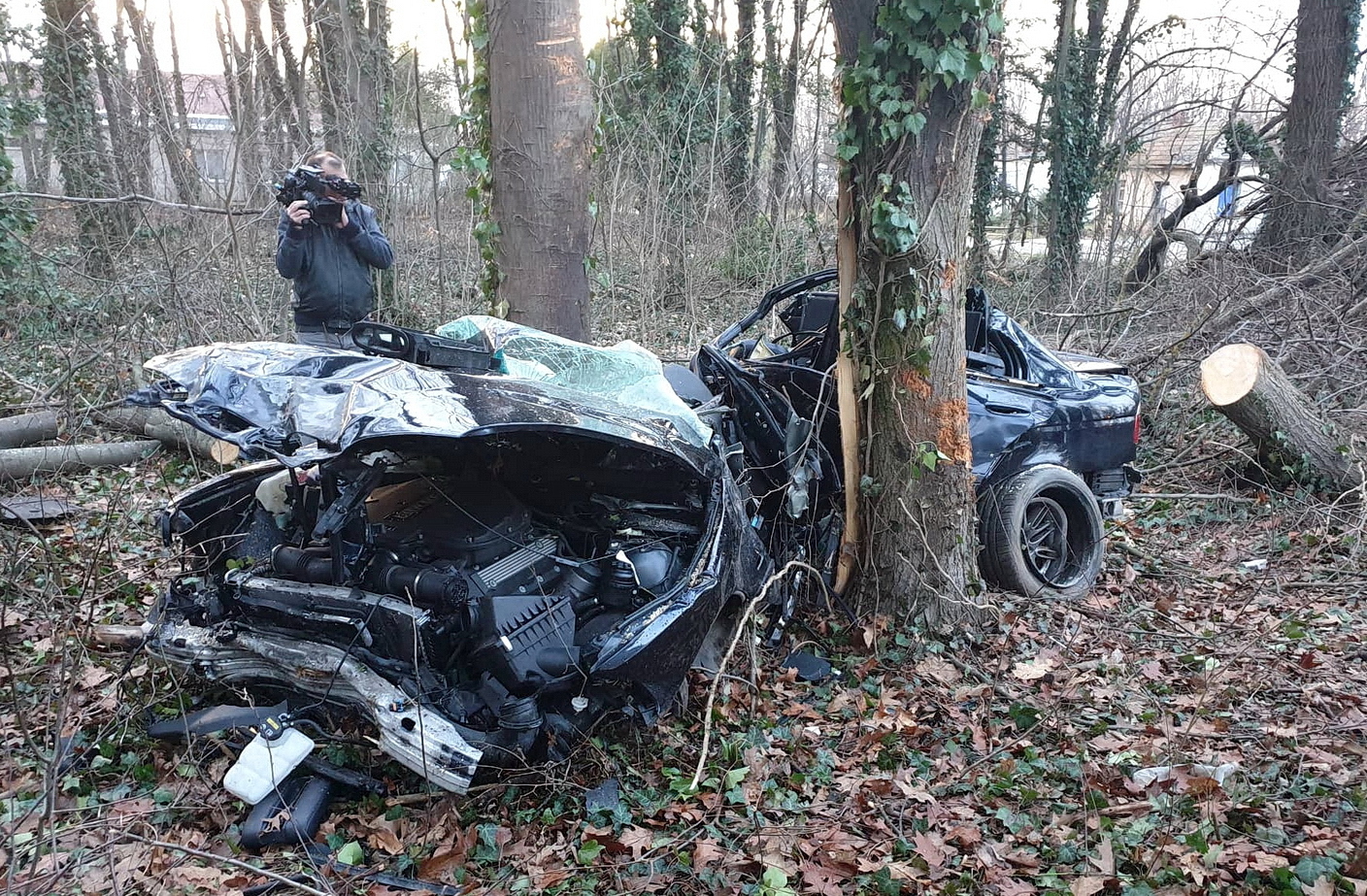 Nagy sebességgel ütközött a fának a BMW Zalaegerszegen - ketten életüket vesztették Fotó: Borsodi Zoltán / RTL Klub