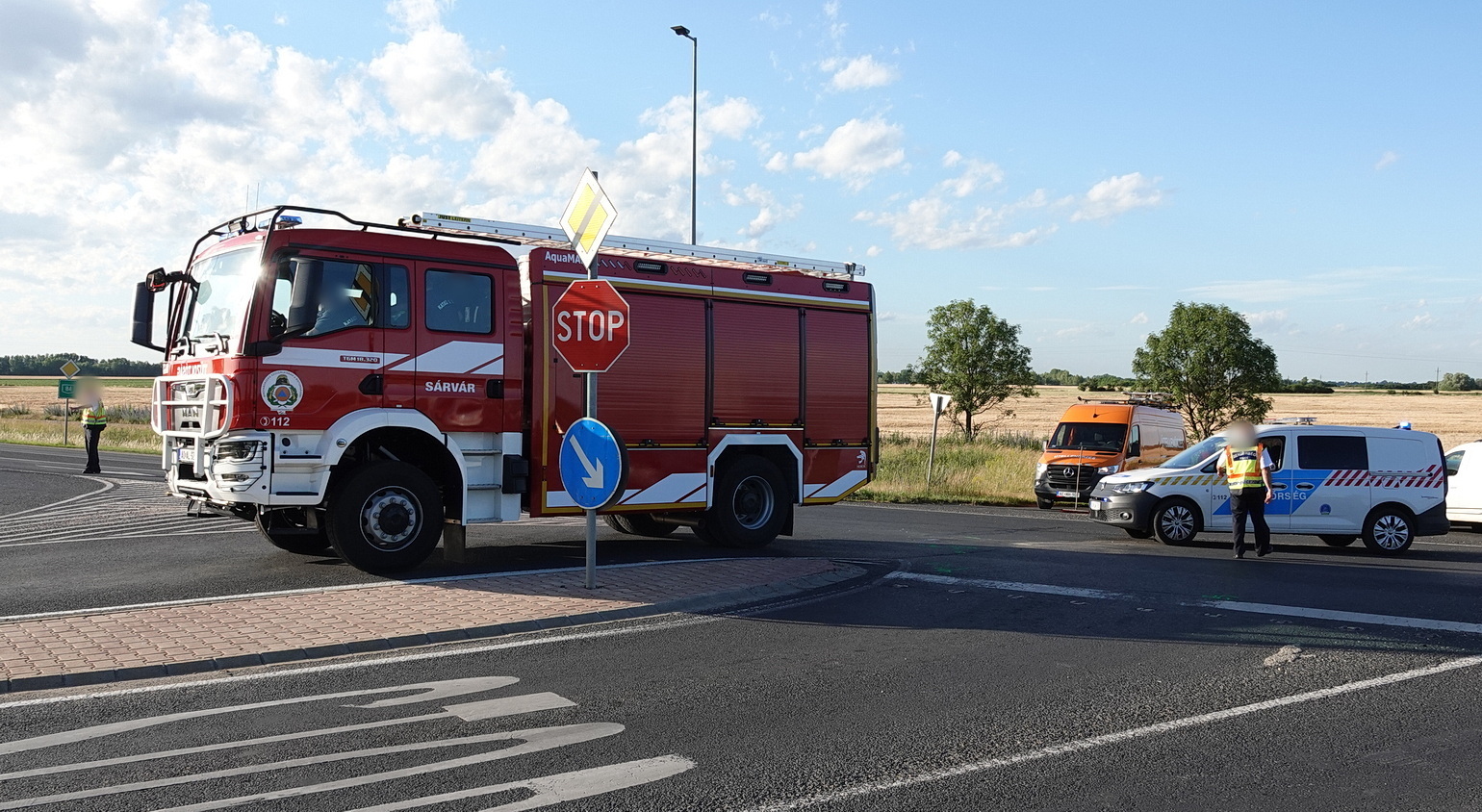 Peugeot robogóval ütközött egy VW furgon a 84-es főúton, Sárvár közelében - súlyosan megsérült a robogós