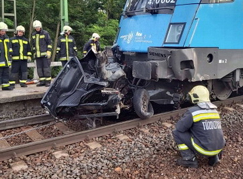 Halálos baleset Ikrény közelében - vasúti szerelvény elé hajtott egy Mazda