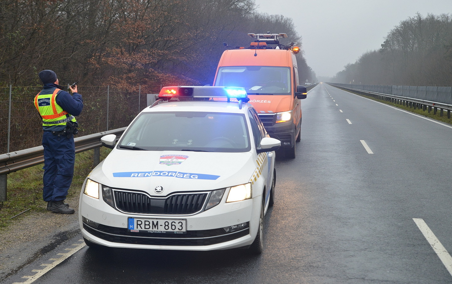 KIA-ról leszakadó kardántengely rongált meg egy Suzukit és egy Opelt a 86-os főúton, Egyházasrádóc közelében