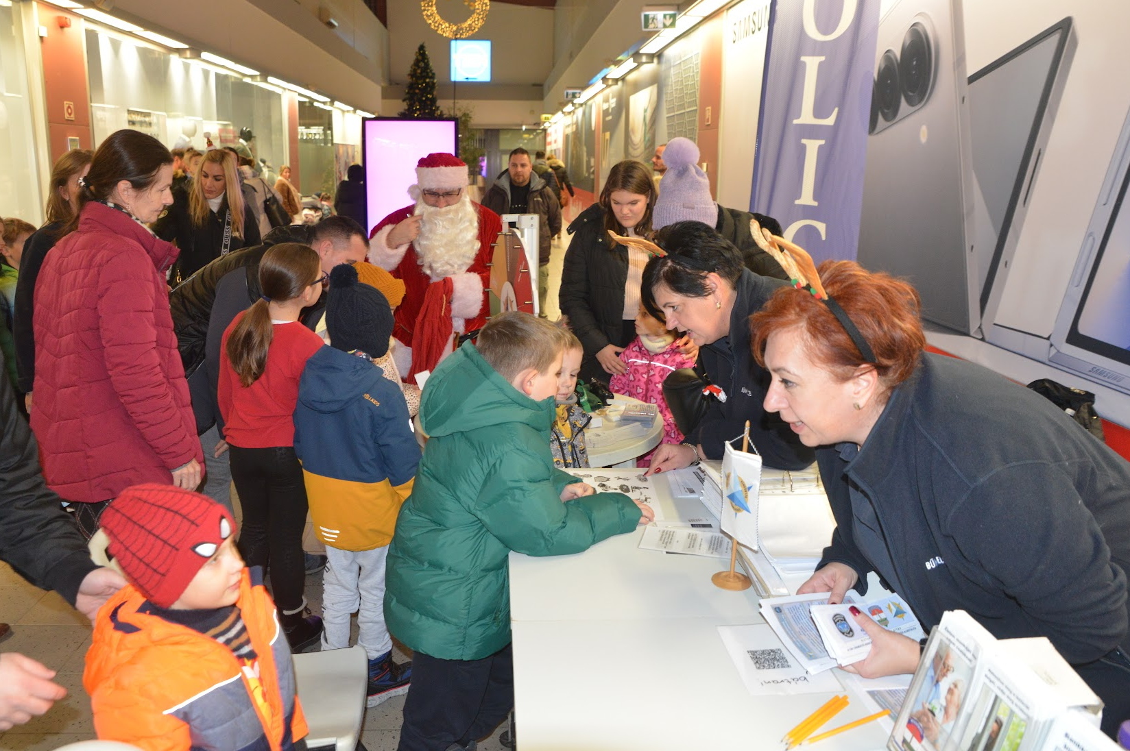Rendőrségi Mikulás és bűnmegelőzés a szombathelyi Family Centerben