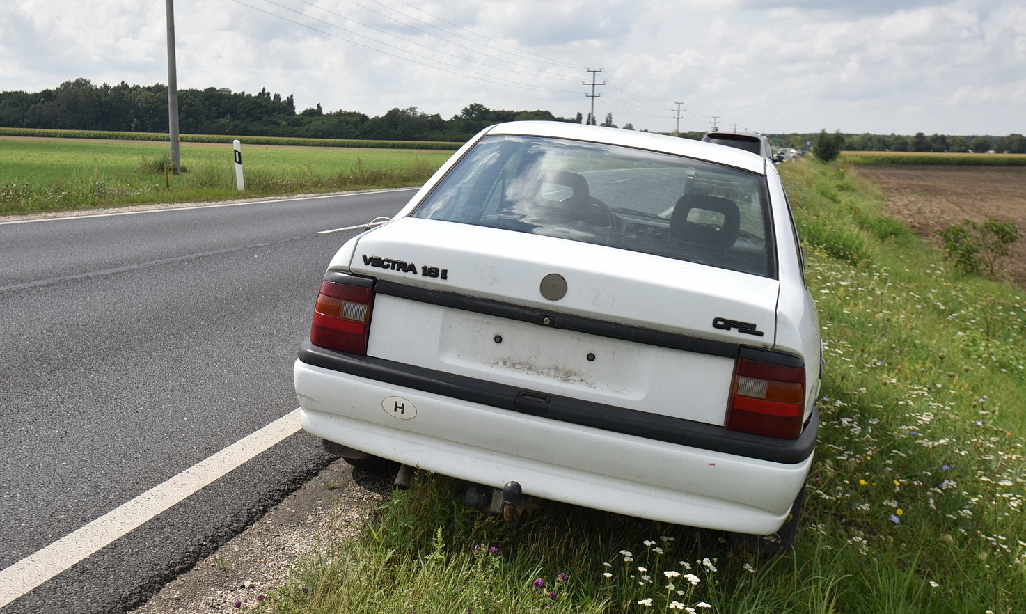 Rendőrök nem engedték tovább a visszapillantó nélküli Opelt